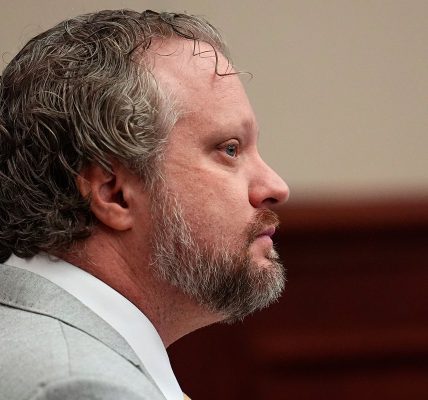 Dentist who spent 10 days slowing killing his wife by poisoning her morning smoothie is found guilty of murder