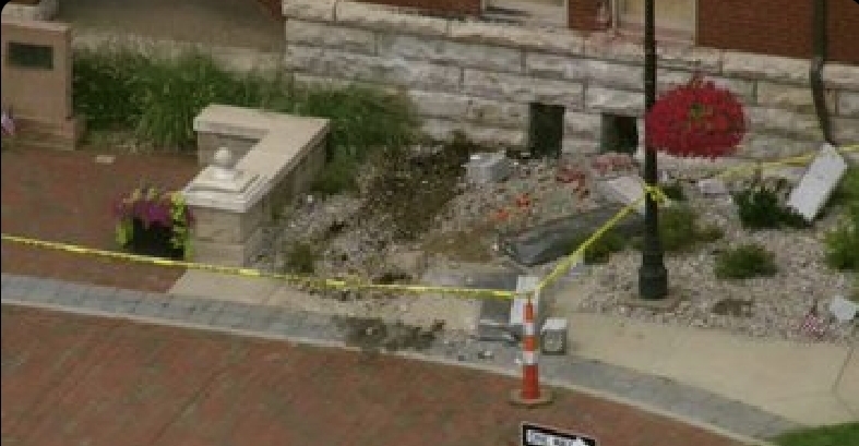 Bardstown Mourns as Driver Loses Life in Midnight Crash into Historic Courthouse