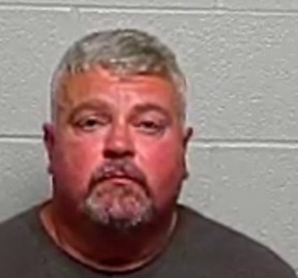 Illinois man charged with DUI after crash, leaving behind passenger, police say