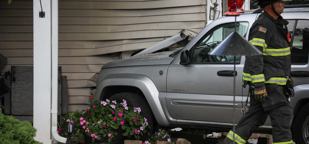 Car crashes into Woodstock duplex, causing gas leak