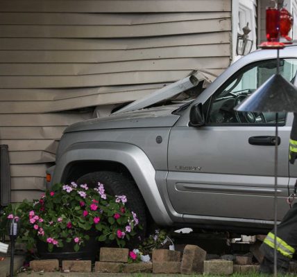 Car crashes into Woodstock duplex, causing gas leak