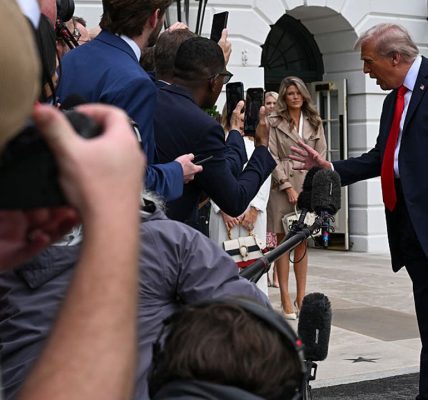 Trump says ‘We’re not going to war’ with Chicago day after Truth Social post