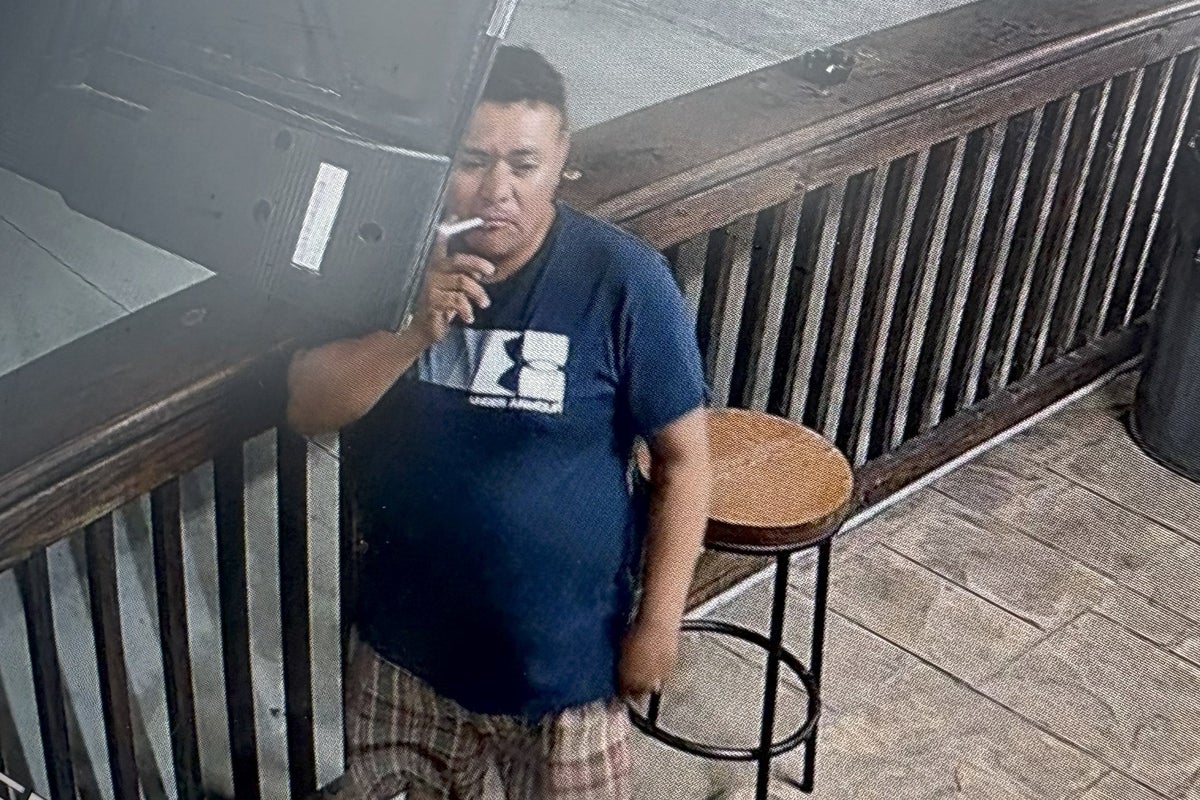 Manhunt for gunman after one killed and five injured in Texas sports bar shooting