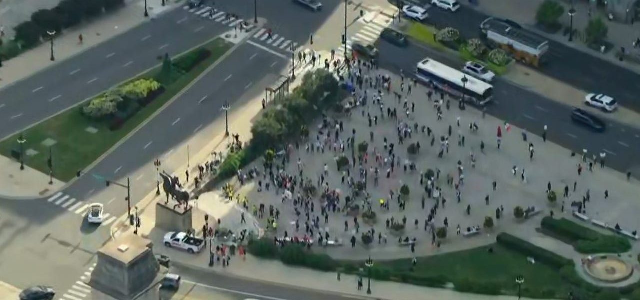 LIVE: Protesters rally in downtown Chicago against immigration crackdown