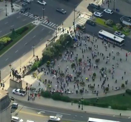 LIVE: Protesters rally in downtown Chicago against immigration crackdown