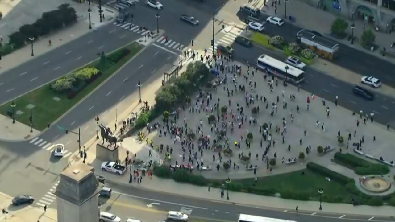 LIVE: Protesters rally in downtown Chicago against immigration crackdown