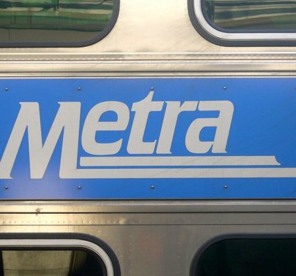 Metra Electric train hits pedestrian in Chicago, major delays expected