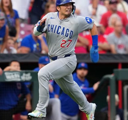 Spencer Steer hits 2 of the Reds’ 5 homers in a 7-4 win over the Cubs