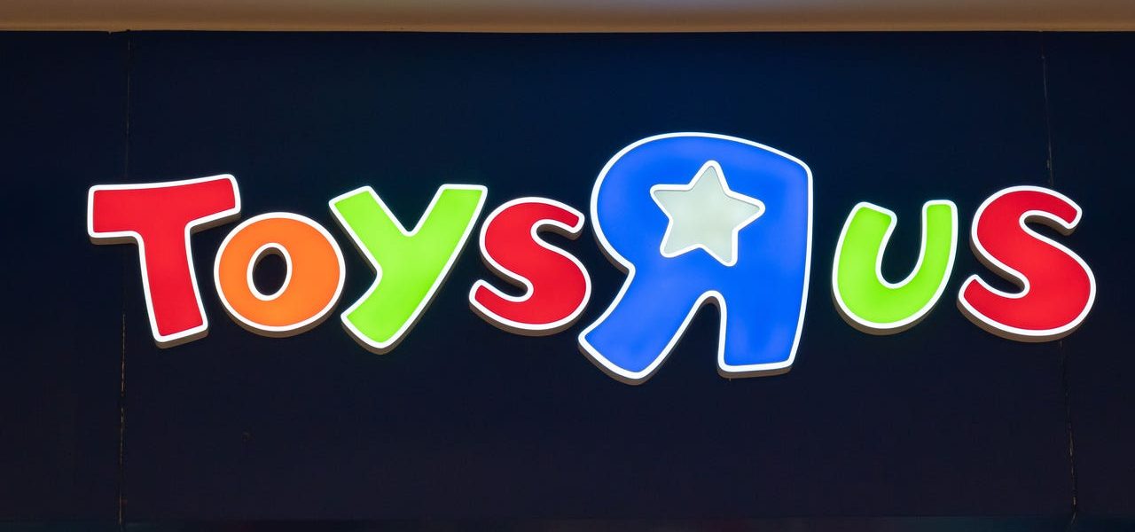 Toys 'R' Us opens second flagship store in Chicago area