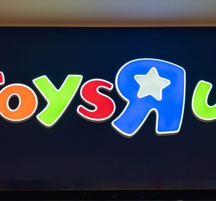 Toys 'R' Us opens second flagship store in Chicago area