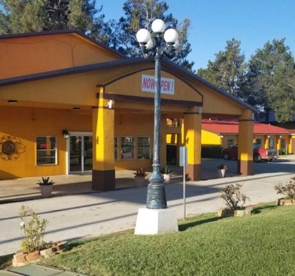 Hero Delivery driver alerts cops to hostage situation after customer orders hatchet and zip ties to motel, report says