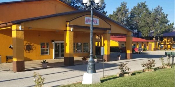 Hero Delivery driver alerts cops to hostage situation after customer orders hatchet and zip ties to motel, report says