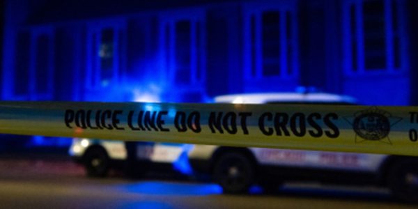 Man, teen critically wounded in Chicago alley shooting