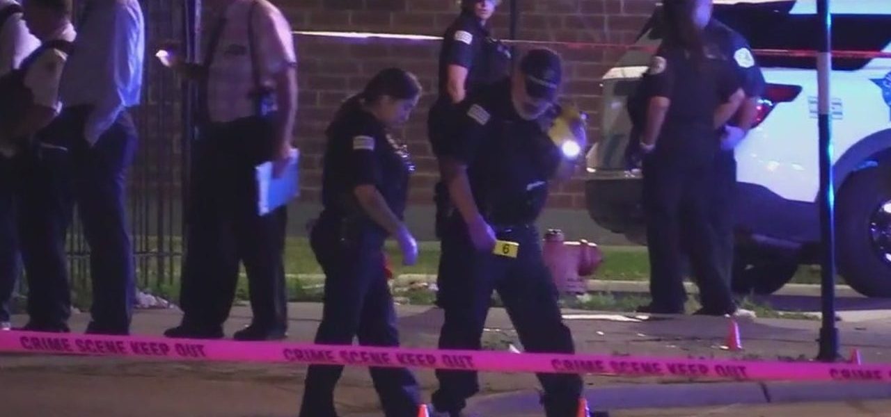 Off-duty suburban Chicago police officer shoots armed robbery suspect in South Side alley