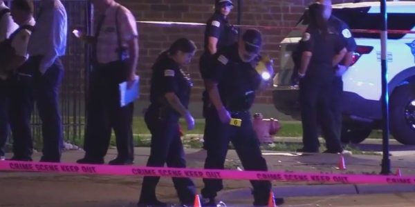 Off-duty suburban Chicago police officer shoots armed robbery suspect in South Side alley