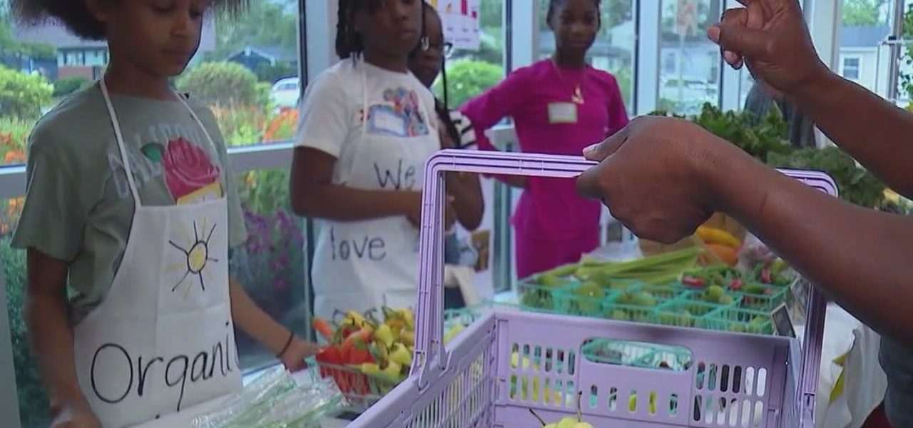 Chicago Heights students turn produce into lessons at Obama school market