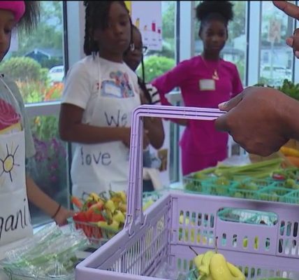 Chicago Heights students turn produce into lessons at Obama school market