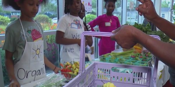 Chicago Heights students turn produce into lessons at Obama school market