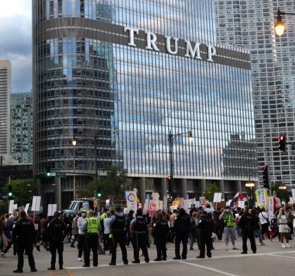 WATCH LIVE: Protesters gather in downtown Chicago against ICE