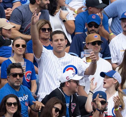 Anthony Rizzo retires with the Chicago Cubs, nearly catches home run in Wrigley bleachers
