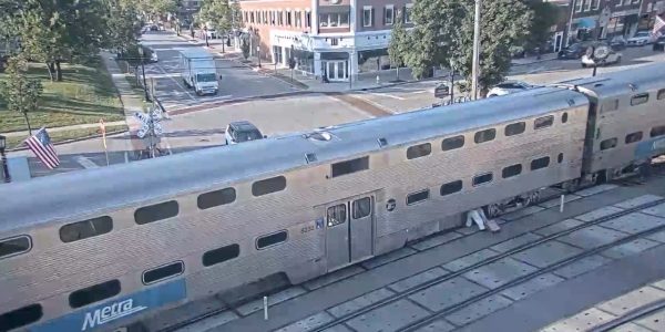 Commuter caught crawling under stopped Metra train in Chicago suburb, video shows