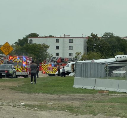 Small plane crashes at suburban Chicago airport