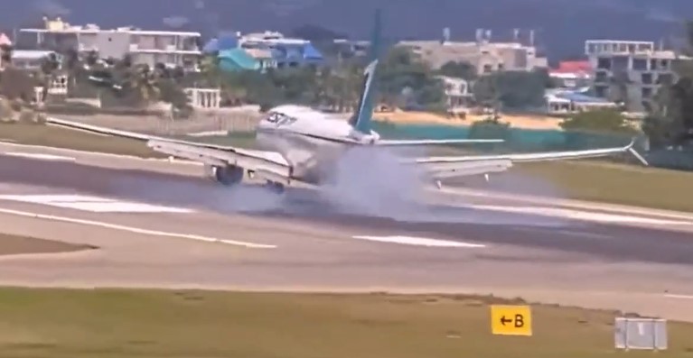 Passenger plane slams down in hard landing at Sint Maarten
