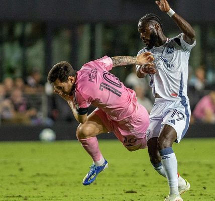 Fire withstand Suárez-led comeback and beat Inter Miami 5-3 to clinch 1st playoff berth since 2017