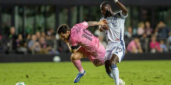 Fire withstand Suárez-led comeback and beat Inter Miami 5-3 to clinch 1st playoff berth since 2017