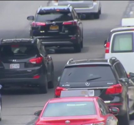 Crash on Dan Ryan Expressway blocks lanes during morning commute