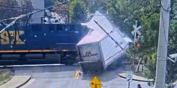 Grovetown, Georgia – An 18-wheeler was struck by a train Friday at the railroad crossing at Katherine Street and Old Wrightsboro Road, causing a dramatic traffic disruption in the area