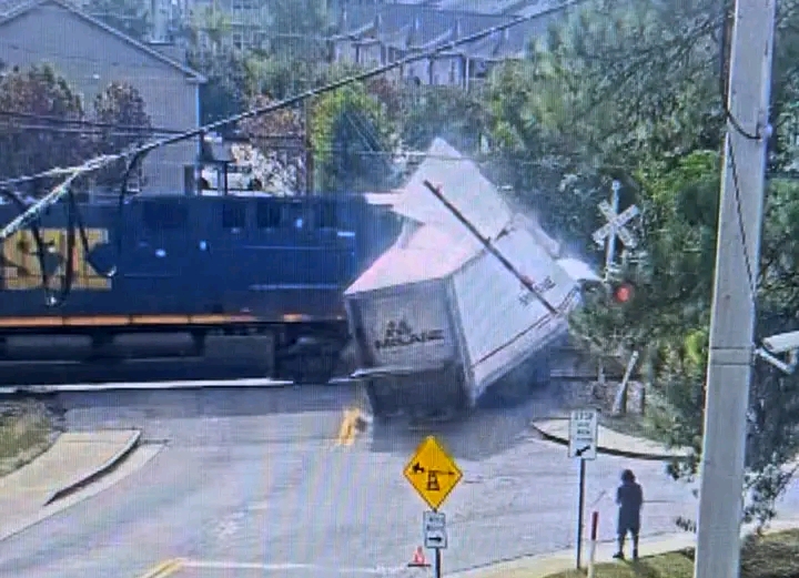 Grovetown, Georgia – An 18-wheeler was struck by a train Friday at the railroad crossing at Katherine Street and Old Wrightsboro Road, causing a dramatic traffic disruption in the area