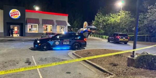 Atlanta, Georgia – Authorities have confirmed that a woman was shot during a dispute inside a Burger King on Moreland Avenue in southeast Atlanta on Friday night.