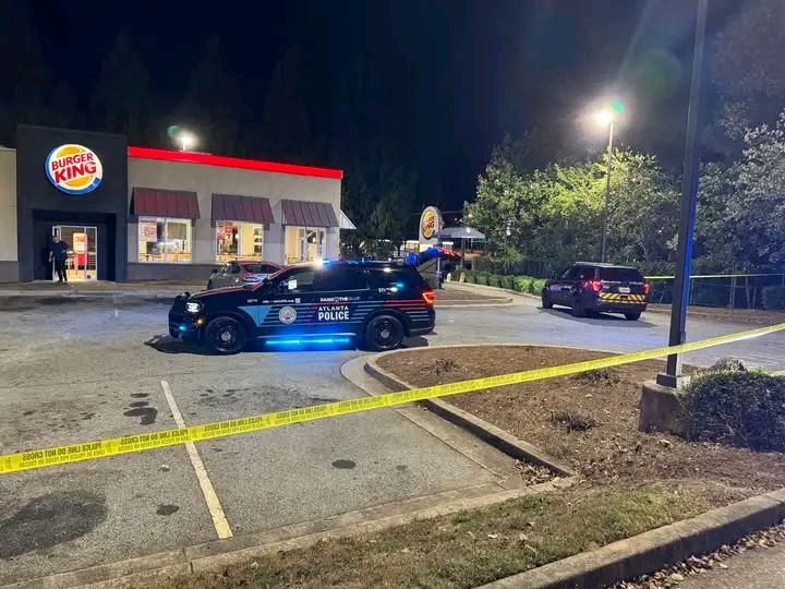 Atlanta, Georgia – Authorities have confirmed that a woman was shot during a dispute inside a Burger King on Moreland Avenue in southeast Atlanta on Friday night.