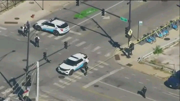 Chicago – A 35-year-old man was shot by police Thursday after allegedly fleeing officers while armed with a handgun on the city’s South Side, authorities confirmed.