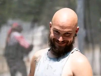 Kankakee, Illinois – A tragic motorcycle crash on Illinois Route 17 claimed the life of a 31-year-old Braidwood man on Sunday morning, leaving a community in mourning and authorities searching for answers.