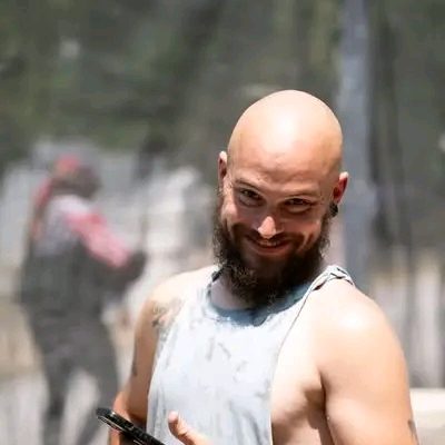 Kankakee, Illinois – A tragic motorcycle crash on Illinois Route 17 claimed the life of a 31-year-old Braidwood man on Sunday morning, leaving a community in mourning and authorities searching for answers.