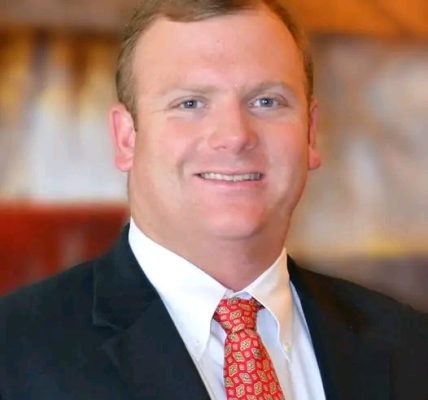 In Mobile, Alabama, the community is mourning the loss of Thomas “Tom” Leatherbury, a respected real estate agent and cherished friend who passed away recently. Known for his professionalism