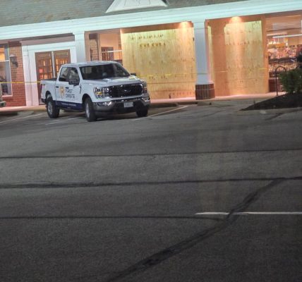 Clayton, Missouri — A tragic accident shook the heart of Clayton on Friday afternoon after a vehicle crashed into the Barnes & Noble bookstore on Ladue Road, leaving one person dead and two others injured.