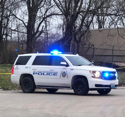 St. Louis – A woman was found deceased Friday morning in a vacant lot in north St. Louis, authorities confirmed. The discovery was made just after 10:00 a.m. on October 3, 2025