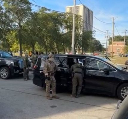 ICE detains 4 people outside Chicago homeless shelter, officials say