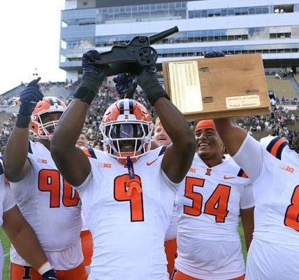 Altmyer throws for career-high 390 yards and No. 22 Illinois beats Purdue 43-27